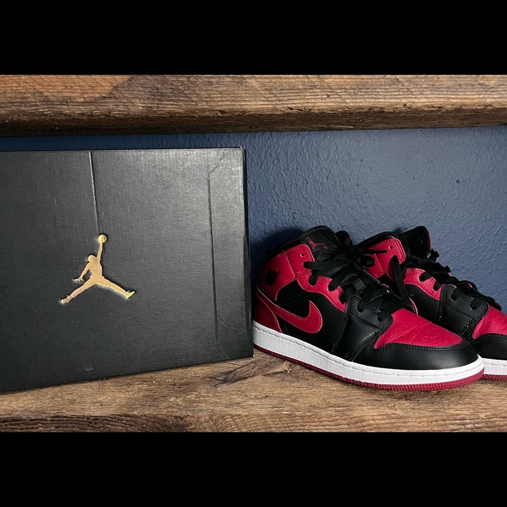 Air Jordan 1 Mid SE ( GS) size 6.5